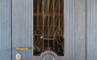 дверь стальная в загородный дом с ковкой и стеклопакетом, отделка МДФ, один замок