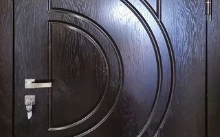 дверь стальная для загородного дома с одним замком и отделкой шпонированым МДФ