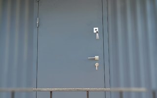 дверь железная для каркасного загородного дома
