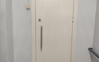 дверь одностворчатая входная с порошковым покрытием белого цвета