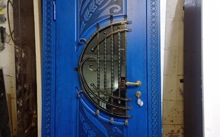 дверь со стеклопакетом, ковкой и отделкой МДФ