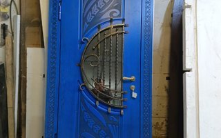 дверь со стеклопакетом и ковкой