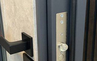 фурнитура металлической двери с терморазрывом