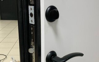 фурнитура металлической двери с терморазрывом