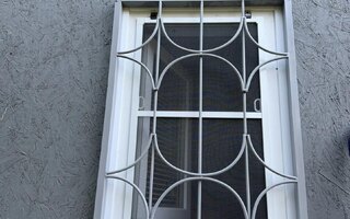 сварная прямая решетка для одностворчатого окна дачи
