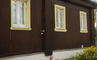 металлическая прямая решетка для деревянного дома